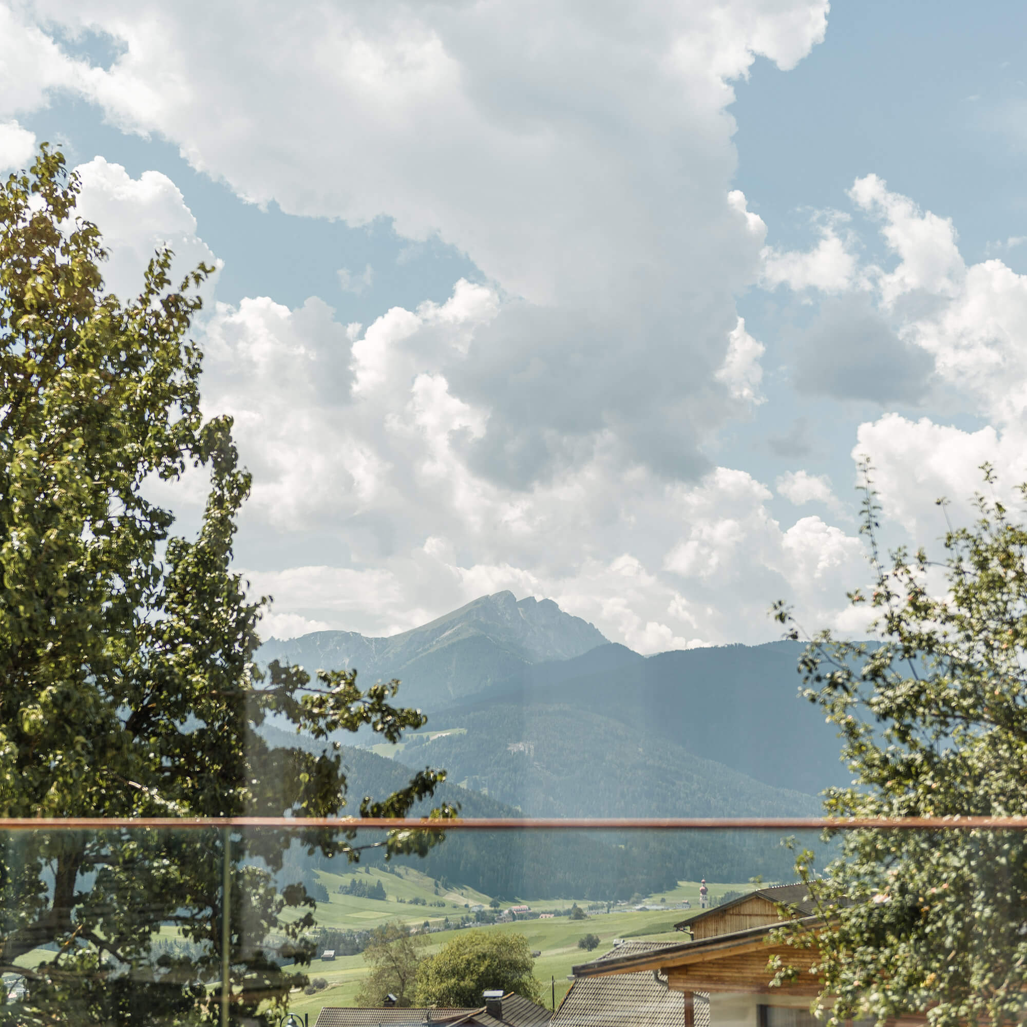 Blick vom Frühstückstisch in die Berge