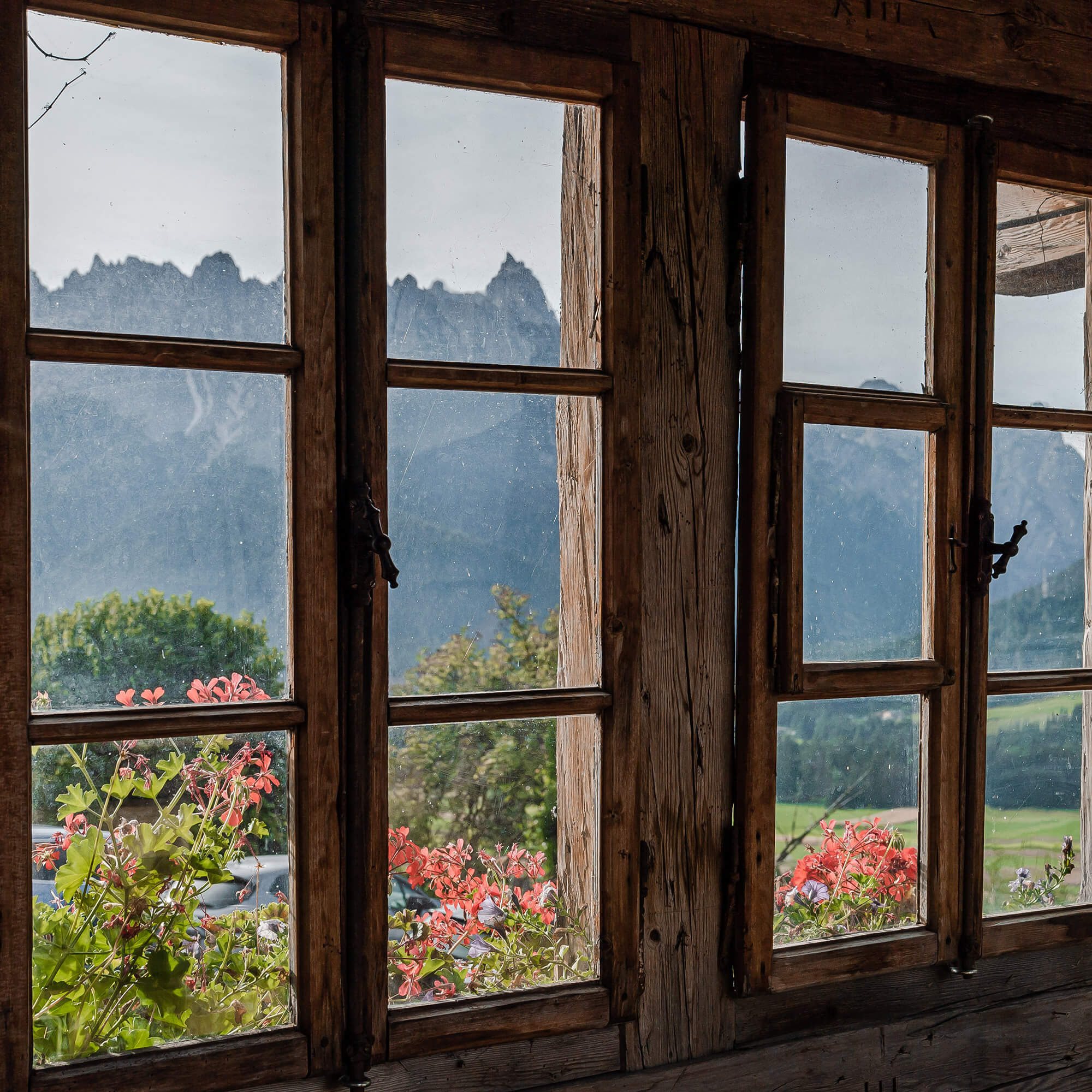 Blick durch die Fenster auf die Toblacher Bergwelt